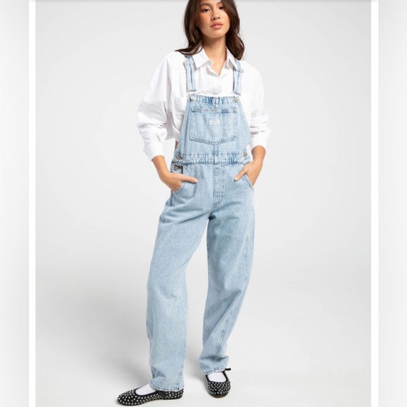 Levi's Classic Light Blue Women's Denim Overalls - Picture 1 of 10